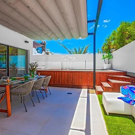Sleeps 3 Pool Air Con Wifi *
