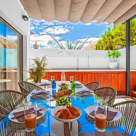 Sleeps 3 Pool Air Con Wifi Corralejo