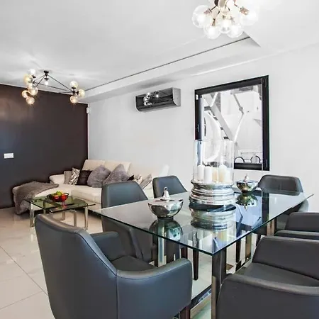 Sleeps 3 Pool Air Con Wifi